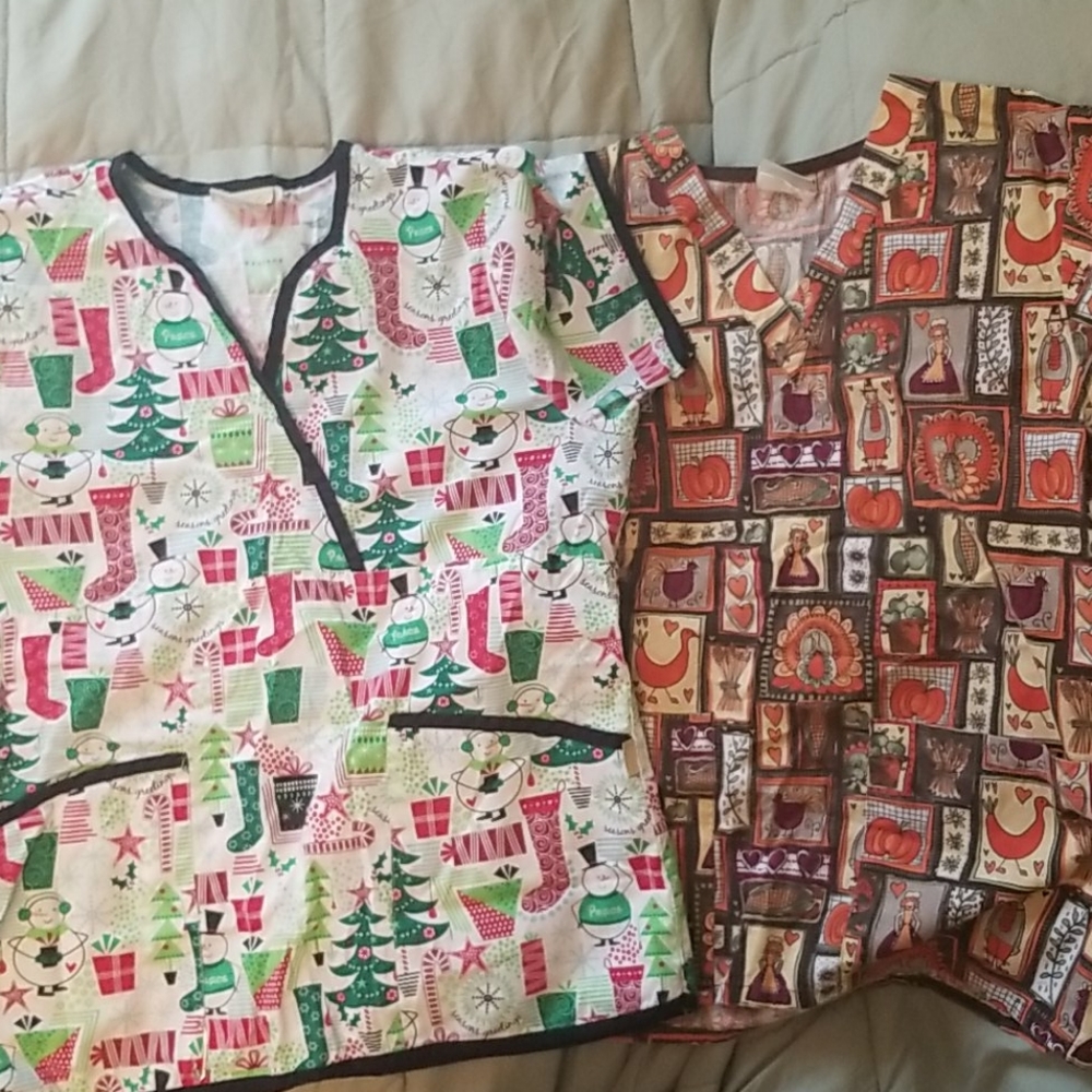 Set of 2 scrub tops